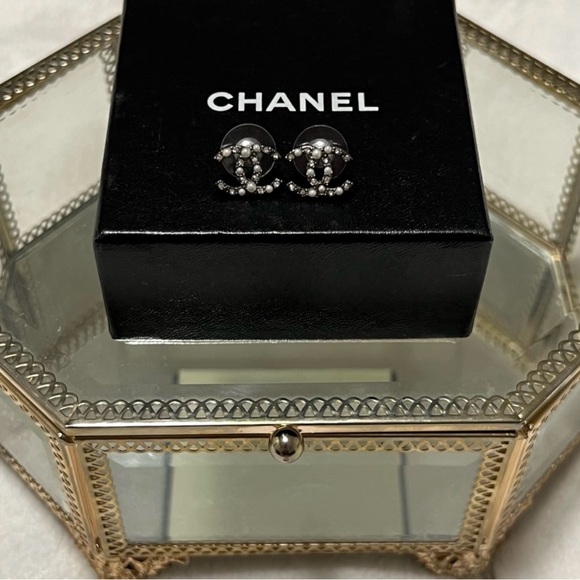 Chanel classic pearls crystals CC logo earrings - Picture 4 of 7